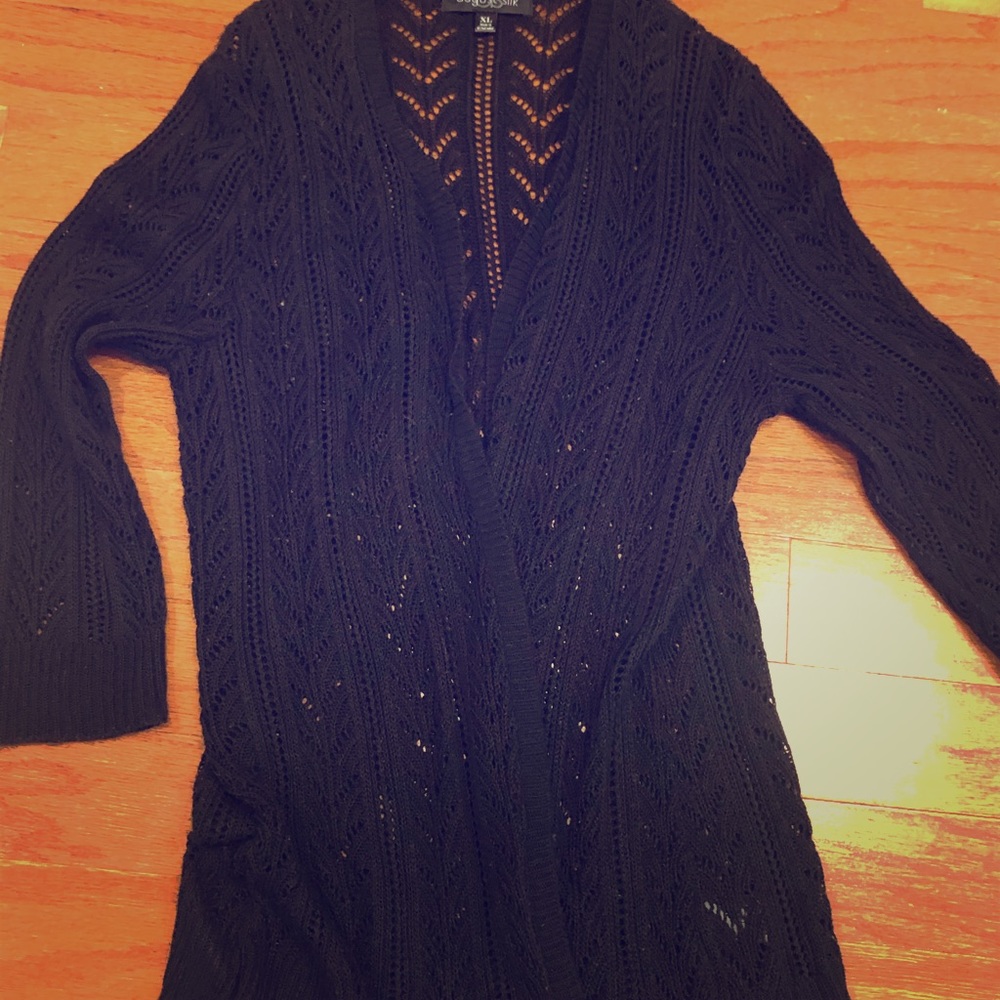 3/4 sleeve cardigan. Black.